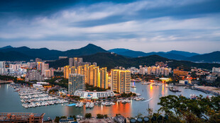 海滨城市璀璨夜景风光
