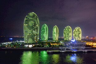 三亚夜景璀璨的地标建筑