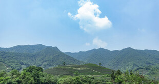 青山蓝天间的秀丽山景