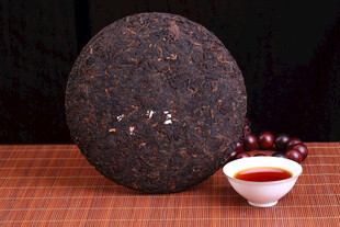 陈年普洱茶饼与茶汤