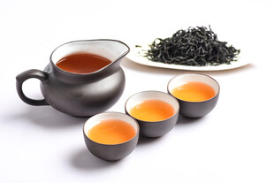 中式茶具与香茗展示