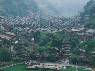 苗寨全景