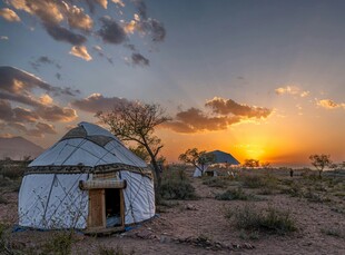 沙漠中的夕阳小屋