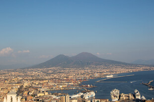 那不勒斯城市与远山景观
