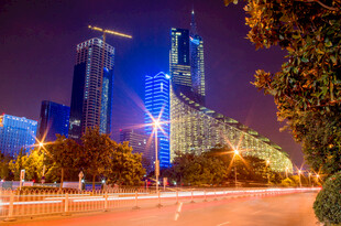 城市夜景中的璀璨高楼