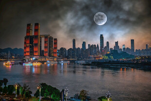 月夜下的城市河畔美景