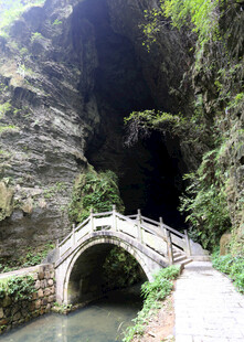 山间石桥横跨清幽峡谷