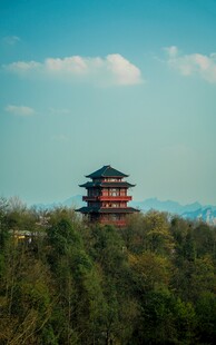 山顶古亭映蓝天绿树