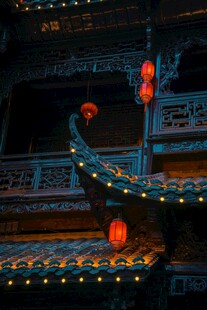 古建夜景红灯璀璨映屋檐