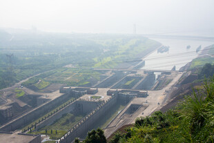 俯瞰河岸施工建设场景