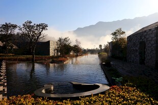 秋日湖畔静谧水景