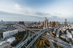 城市高架桥与繁华建筑景观