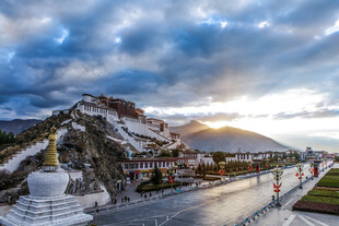 山间壮丽景观佛塔与霞光