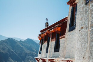藏式建筑屹立于山峦间