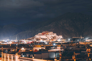 山城璀璨夜景俯瞰图