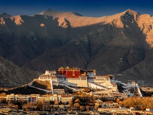 西藏古寺静立雪山之下