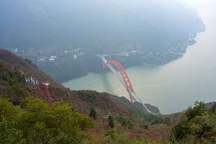 壮丽山水间的跨江大桥