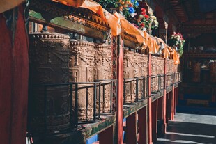 藏式建筑经筒排列景观