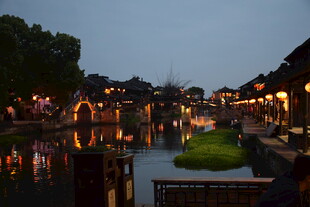 水乡夜景灯火璀璨映河道