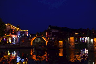 江南水乡夜景古桥映灯火