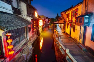 江南水乡夜景古巷灯笼摇曳