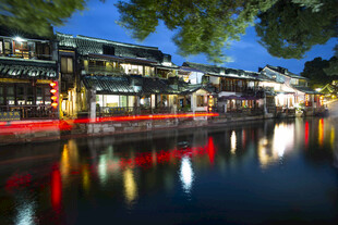 江南水乡夜景灯火映河面
