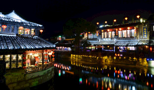 江南水乡夜景图