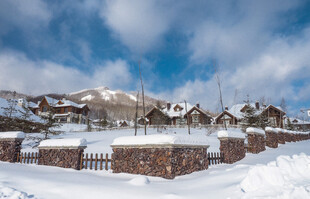 雪覆山村美景