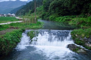 山间溪流小瀑布美景