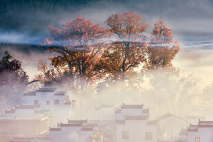 水墨风格山村秋景图