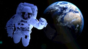 太空中的宇航员与地球