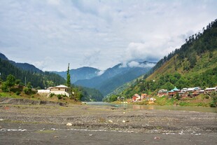 山间开阔地远处云雾青山