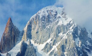 巍峨雪山壮丽景致