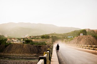 公路骑行者远山伴风光