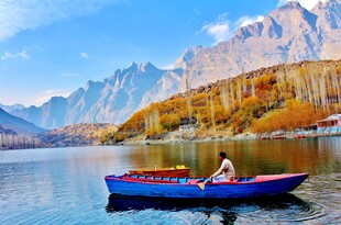 泛舟湖畔赏壮丽山景