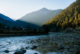 山间溪流晨光美景