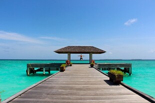 马尔代夫海上木质栈桥美景