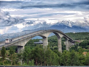 山间高架桥美景