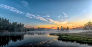 湖畔晨曦美景