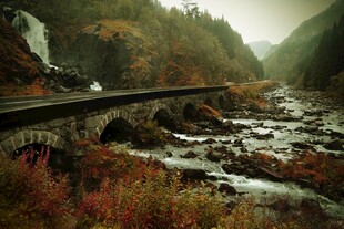 秋日山间公路风景