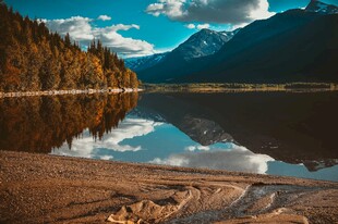 湖畔秋景山水相映成趣