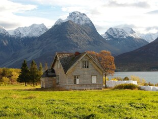 湖畔小屋与远山美景