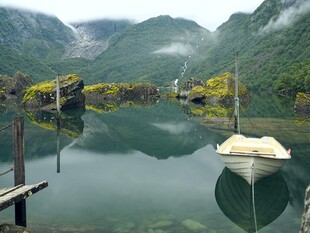 宁静湖景中的小船与山峦
