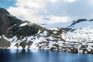 雪山下的静谧湖泊