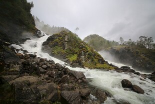 山间湍急瀑布景观