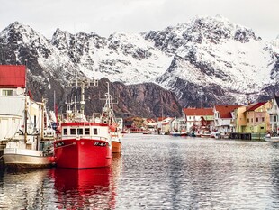 峡湾小镇红船与雪山美景