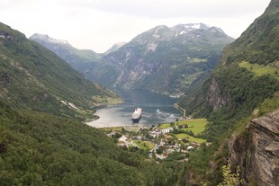 挪威峡湾壮美山间景色