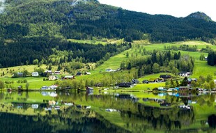 湖畔山村美景