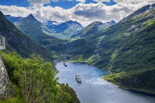 峡湾美景青山碧水间的游船