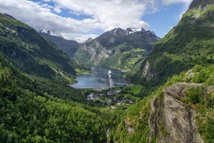 山间湖景绿野环绕的风光